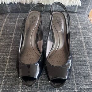 Life Stride Black Patent Leather Slingback Pump Size 9.5